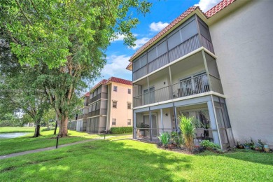 Welcome to this charming 2 bedroom, 2 bathroom ground-floor on Hollybrook Golf and Tennis Club  in Florida - for sale on GolfHomes.com, golf home, golf lot