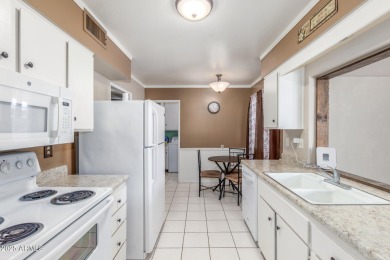 WELCOME HOME to this beautiful end-unit home! Boasting  2BR & 1 on Sun City Lakes West and East in Arizona - for sale on GolfHomes.com, golf home, golf lot