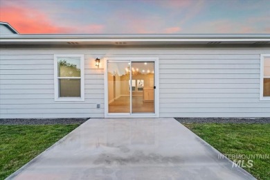 Step into comfort and convenience with this brand new custom on Hunters Point Golf Club in Idaho - for sale on GolfHomes.com, golf home, golf lot