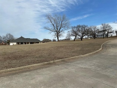 Do you love to play golf?  This could be the place for you on Shawnee Country Club in Oklahoma - for sale on GolfHomes.com, golf home, golf lot