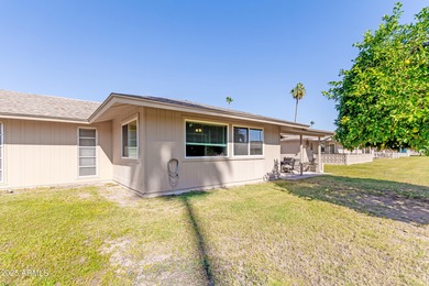 Perfect cozy end-unit home located in Sun City, just minutes on PalmBrook Country Club in Arizona - for sale on GolfHomes.com, golf home, golf lot