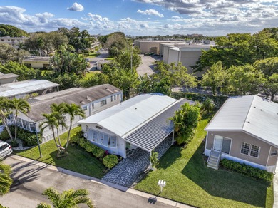 The most adorable place to call ''vacation home''! Walk in the on Jupiter Dunes Golf Course in Florida - for sale on GolfHomes.com, golf home, golf lot