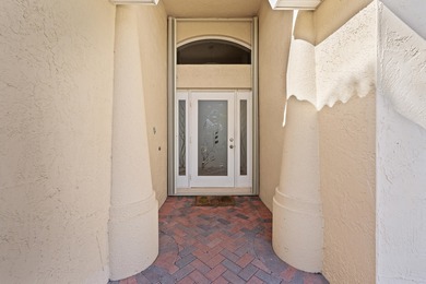 *MOTIVATED SELLER* Live the Florida lifestyle in this inviting on Hobe Sound Golf Club in Florida - for sale on GolfHomes.com, golf home, golf lot