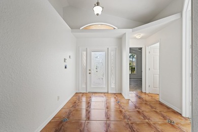 *MOTIVATED SELLER* Live the Florida lifestyle in this inviting on Hobe Sound Golf Club in Florida - for sale on GolfHomes.com, golf home, golf lot