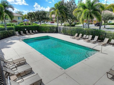 Charming 3 bedroom townhome in the Villages of Stoneybrook on Gateway Golf and Country Club in Florida - for sale on GolfHomes.com, golf home, golf lot