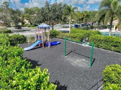 Charming 3 bedroom townhome in the Villages of Stoneybrook on Gateway Golf and Country Club in Florida - for sale on GolfHomes.com, golf home, golf lot