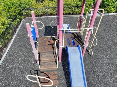 Charming 3 bedroom townhome in the Villages of Stoneybrook on Gateway Golf and Country Club in Florida - for sale on GolfHomes.com, golf home, golf lot