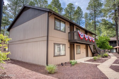 Welcome to this charming lower-level condo in the desirable on Pinetop Lakes Golf and Country Club in Arizona - for sale on GolfHomes.com, golf home, golf lot