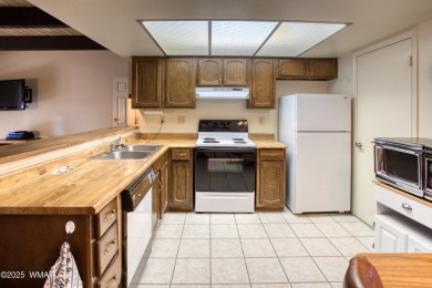 Welcome to this charming lower-level condo in the desirable on Pinetop Lakes Golf and Country Club in Arizona - for sale on GolfHomes.com, golf home, golf lot