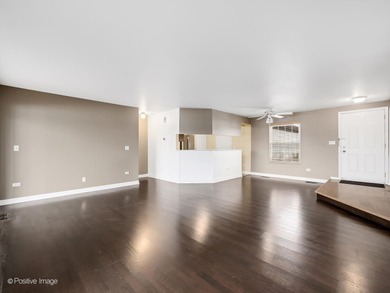 Glen Ellyn living near College of DuPage! This inviting on Village Links of Glen Ellyn in Illinois - for sale on GolfHomes.com, golf home, golf lot