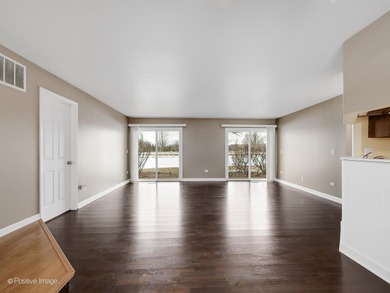 Glen Ellyn living near College of DuPage! This inviting on Village Links of Glen Ellyn in Illinois - for sale on GolfHomes.com, golf home, golf lot