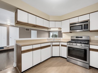 Glen Ellyn living near College of DuPage! This inviting on Village Links of Glen Ellyn in Illinois - for sale on GolfHomes.com, golf home, golf lot