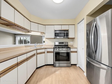 Glen Ellyn living near College of DuPage! This inviting on Village Links of Glen Ellyn in Illinois - for sale on GolfHomes.com, golf home, golf lot