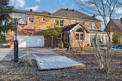 Welcome to 604 Lake Forest Parkway, a spacious home in one of on Lake Forest Country Club in Kentucky - for sale on GolfHomes.com, golf home, golf lot