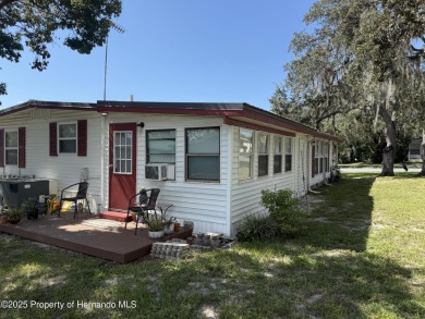 Welcome to this charming 2 bedroom, 2 bathroom home in the on High Point Golf Club, Inc. in Florida - for sale on GolfHomes.com, golf home, golf lot