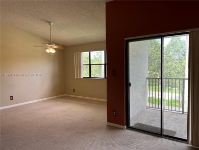 Excellent opportunity for an investor: unit rented at $ 1800.00 on Orangebrook Golf and Country Club in Florida - for sale on GolfHomes.com, golf home, golf lot