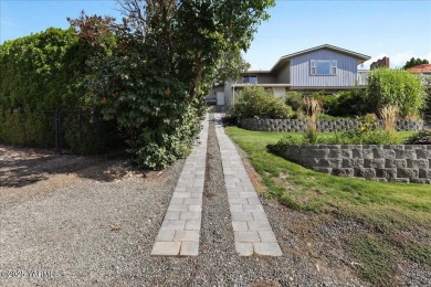 MILLION DOLLAR VIEWS of Mt. Rainier, Mt. Adams and downtown on The Yakima Country Club in Washington - for sale on GolfHomes.com, golf home, golf lot