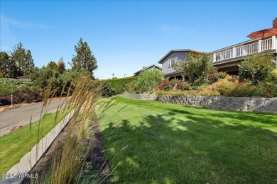MILLION DOLLAR VIEWS of Mt. Rainier, Mt. Adams and downtown on The Yakima Country Club in Washington - for sale on GolfHomes.com, golf home, golf lot