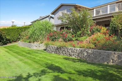 MILLION DOLLAR VIEWS of Mt. Rainier, Mt. Adams and downtown on The Yakima Country Club in Washington - for sale on GolfHomes.com, golf home, golf lot