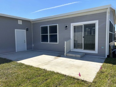 2 BEDROOM, 2 BATHROOM, PARLOR This New Palm Harbor Carriage on Scotland Yards Golf Club in Florida - for sale on GolfHomes.com, golf home, golf lot