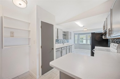 Beautiful Golf home in SANDPIPER GOLF AND COUNTRY CLUB!! 55+ on Sandpiper Golf Club in Florida - for sale on GolfHomes.com, golf home, golf lot