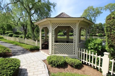 Great 2-bedroom townhouse in sought after Hunters Glen that on Centennial Golf Club of NY - Meadows in New York - for sale on GolfHomes.com, golf home, golf lot