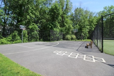 Great 2-bedroom townhouse in sought after Hunters Glen that on Centennial Golf Club of NY - Meadows in New York - for sale on GolfHomes.com, golf home, golf lot