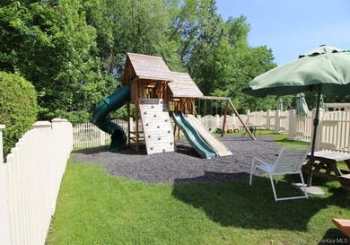 Great 2-bedroom townhouse in sought after Hunters Glen that on Centennial Golf Club of NY - Meadows in New York - for sale on GolfHomes.com, golf home, golf lot