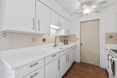 Come see this beautifully maintained 2-bedroom, 2-bath patio on Sun City-Willow Creek / Willow Brook  in Arizona - for sale on GolfHomes.com, golf home, golf lot