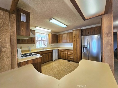 A well-kept spacious home nestled in a beautiful 55+ community on Sun Lakes Country Club in California - for sale on GolfHomes.com, golf home, golf lot