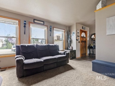 Great 4-Bedroom Home on Lakeview Golf Course - Priced to Sell! on Lakeview Golf Club in Idaho - for sale on GolfHomes.com, golf home, golf lot