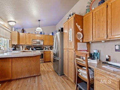 Great 4-Bedroom Home on Lakeview Golf Course - Priced to Sell! on Lakeview Golf Club in Idaho - for sale on GolfHomes.com, golf home, golf lot