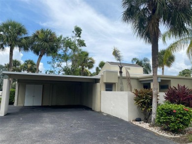 THIS PROPEETY NEEDS UPDATING AND IS BEING SOLD *AS IS*. THE on The Meadows Golf and Country Club in Florida - for sale on GolfHomes.com, golf home, golf lot