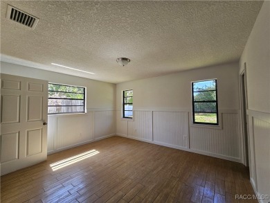 THIS IS FLORIDA LIVING!!  NICELY APPOINTED & MOVE IN READY 4/2 on Plantation Inn and Golf Resort  in Florida - for sale on GolfHomes.com, golf home, golf lot