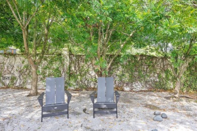 Welcome to your move-in-ready oasis in desirable Kendale South! on Killian Greens Golf Club in Florida - for sale on GolfHomes.com, golf home, golf lot