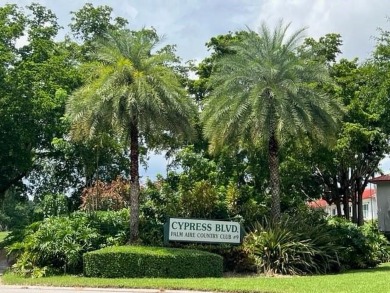 COME FOR THE VIEWS, STAY FOR THE LIFESTYLE! This spacious 3-bed on Oaks Country Club in Florida - for sale on GolfHomes.com, golf home, golf lot