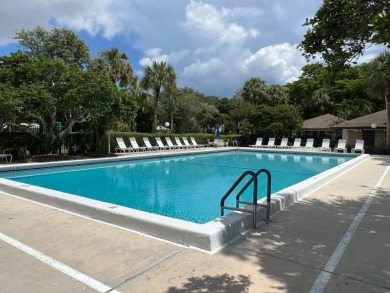 COME FOR THE VIEWS, STAY FOR THE LIFESTYLE! This spacious 3-bed on Oaks Country Club in Florida - for sale on GolfHomes.com, golf home, golf lot