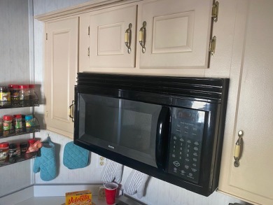 This home is very well kept with new appliances including washer on Arizona City Golf Club in Arizona - for sale on GolfHomes.com, golf home, golf lot