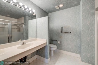 2 bed and 2 full bathroom single story villa with attached 1 car on Colony West Country Club in Florida - for sale on GolfHomes.com, golf home, golf lot