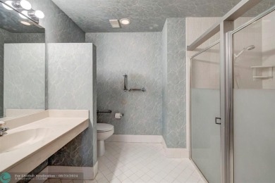 2 bed and 2 full bathroom single story villa with attached 1 car on Colony West Country Club in Florida - for sale on GolfHomes.com, golf home, golf lot