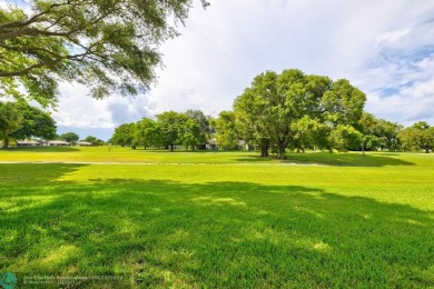 2 bed and 2 full bathroom single story villa with attached 1 car on Colony West Country Club in Florida - for sale on GolfHomes.com, golf home, golf lot