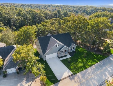 Welcome to 31 Cullen Hills Drive--a stunning 3-bedroom + office on Bella Vista Country Club - Scottsdale in Arkansas - for sale on GolfHomes.com, golf home, golf lot