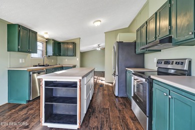 Well-kept and affordable 3 bedroom/ 2 bath manufactured home on on Stonehenge Golf Course in Tennessee - for sale on GolfHomes.com, golf home, golf lot