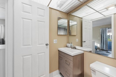 Beautifully maintained ground-floor 1 bedroom, 1.5 bath on Kings Point Golf -Flanders Way in Florida - for sale on GolfHomes.com, golf home, golf lot