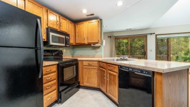 Comfortable 1 bed, 2 bath Walnut Hill Golf Villa with on Eagle Ridge Inn and Resort in Illinois - for sale on GolfHomes.com, golf home, golf lot