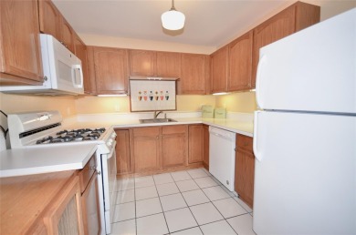 Light-filled Upper Cordova condo at the prestigious 55+ The on The Greens At Half Hollow in New York - for sale on GolfHomes.com, golf home, golf lot