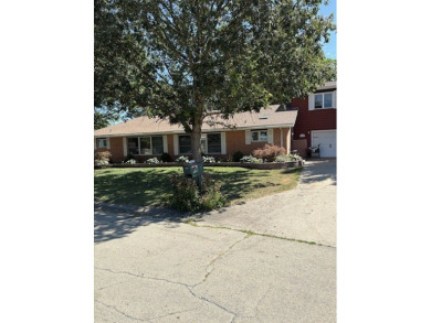 TWO FAMILY UNIT: ONE IS THREE BEDROOM WITH TWO FULL BATHROOMS on Willow Pond Golf Course in Illinois - for sale on GolfHomes.com, golf home, golf lot