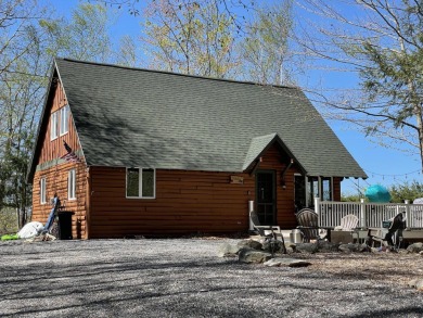 This cottage is a spacious 4 bedroom 2 full bath cottage with a on Frye Island Golf Club in Maine - for sale on GolfHomes.com, golf home, golf lot