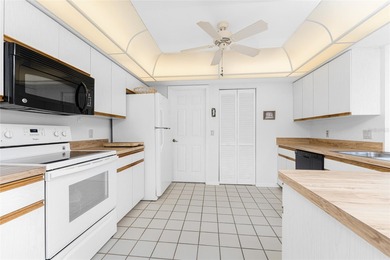 ROTONDA WEST GEM!  Check out this 2-bedroom, 2 bath, 2 car on Rotonda Golf and Country Club The Palms Course in Florida - for sale on GolfHomes.com, golf home, golf lot