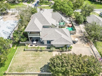 Well-designed 4BR-3baths-2 car+ 1 golf cart garage, circular on Pecan Plantation Country Club in Texas - for sale on GolfHomes.com, golf home, golf lot